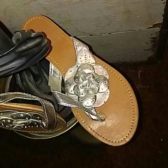 Silver Rosette Thong Sandals Size 7 - Picture 1 of 1